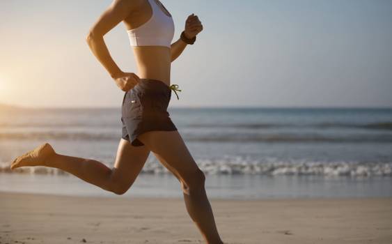 Correr descalço na areia: benefícios e cuidados