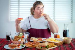 Risco de compulsão alimentar é maior em quem faz dieta sem ajuda profissional