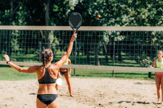 Lesões no beach tennis: joelho e ombro são as mais comuns. Veja como evitar