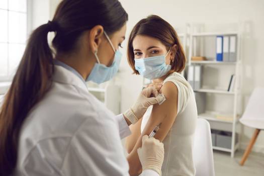 Vacina da febre amarela: quando tomar e reações comuns