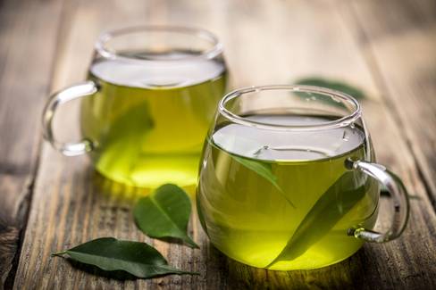 Chá verde com limão emagrece? Vale a pena tomar?