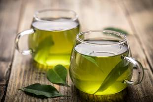 Chá verde com limão emagrece? Vale a pena tomar?