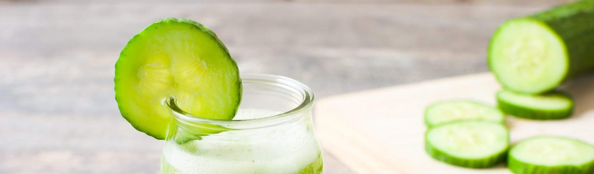 sucos diuréticos suco de pepino com limão