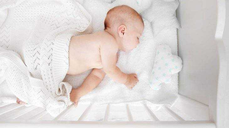 bebê dormir com cobertor