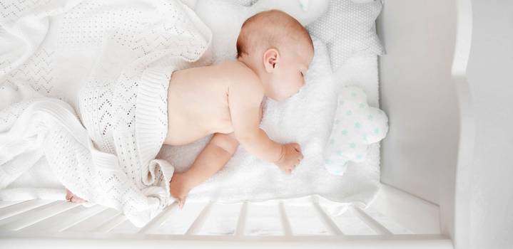 É seguro o bebê dormir com cobertor? Entenda