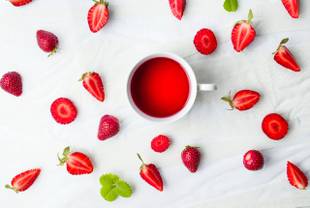 Chá de morango: benefícios e como preparar a bebida