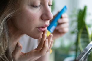 Lábios descamando: por que isso acontece e como evitar?