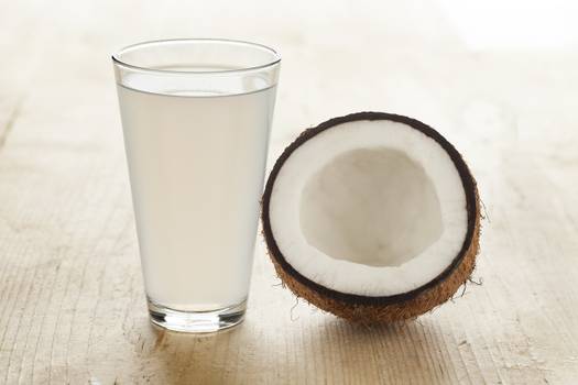 Água de coco de caixinha é saudável? Prós e contras da bebida