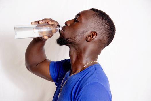 Beber água é importante para o tratamento de doenças; veja por quê