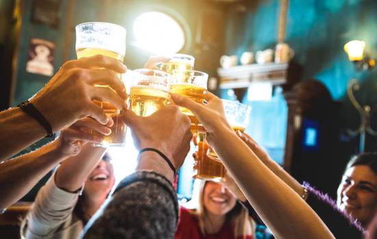 Beber socialmente e alcoolismo: entenda a diferença