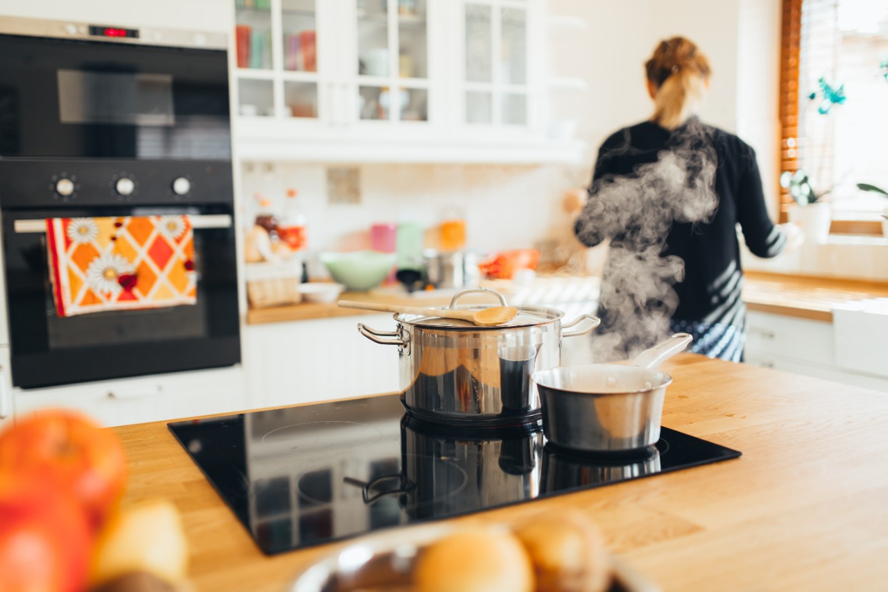 Como tirar cheiro de fritura da casa? Dicas práticas e baratas - Vitat