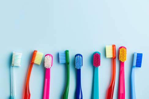 Compartilhar escova de dente coloca a saúde bucal em risco