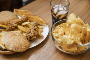 Comer fast-food sem engordar: influenciadora compartilha dica inusitada