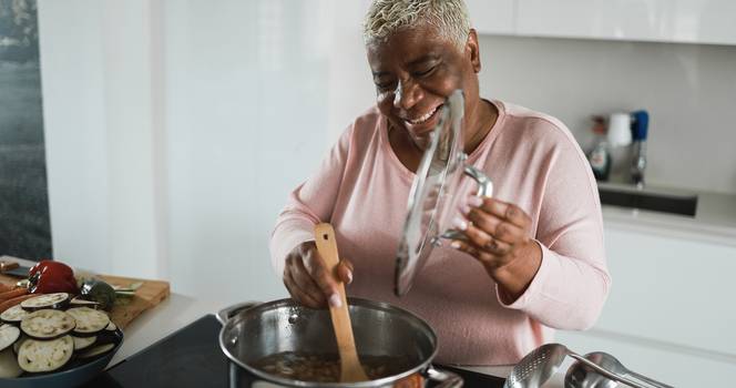 Por que emagrecer é mais difícil na menopausa? Dicas e cardápio