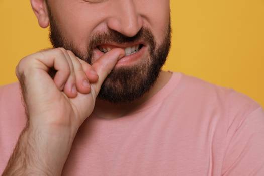 Hábitos que prejudicam os dentes: veja quais são e como evitá-los
