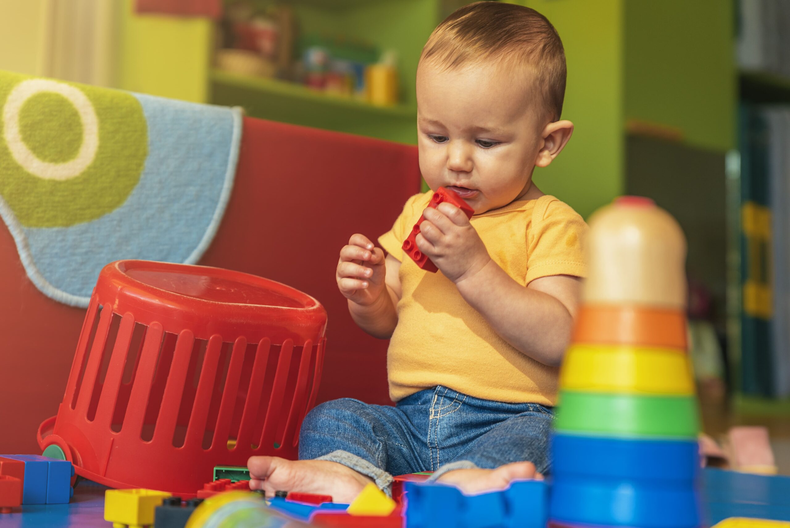 Meu filho caiu de cabeça no chão: quais sinais devo estar atento