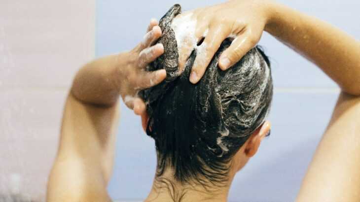 lavar os cabelos com água mineral