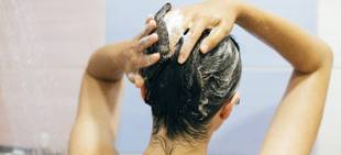 Lavar os cabelos com água mineral é bom? Motivos e benefícios