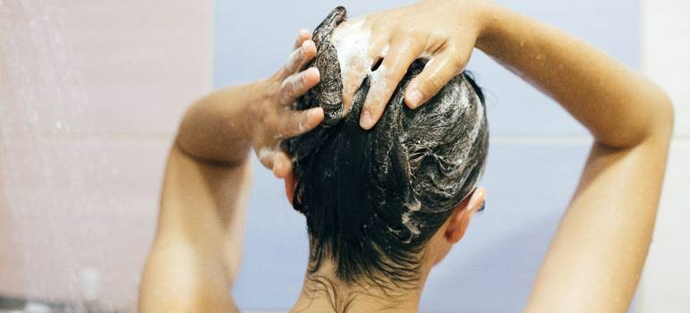 Lavar os cabelos com água mineral é bom? Motivos e benefícios