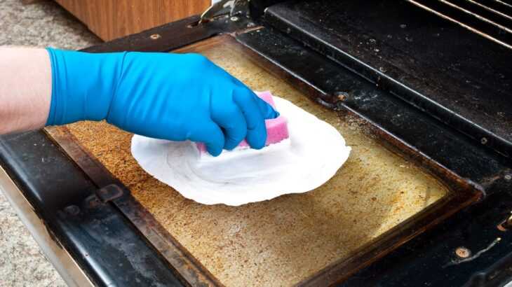 Mão limpando um forno