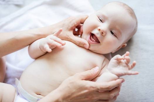 Marcas nos dentes do bebê revelam saúde mental da mãe, aponta estudo