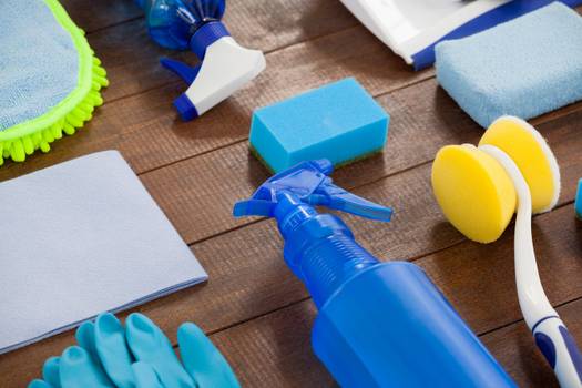Escova, esponja, esfregão… Quando trocar os materiais de limpeza da casa?