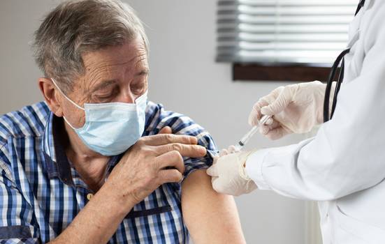 Quarta dose da vacina de Covid-19 em idosos começa em 21 de março