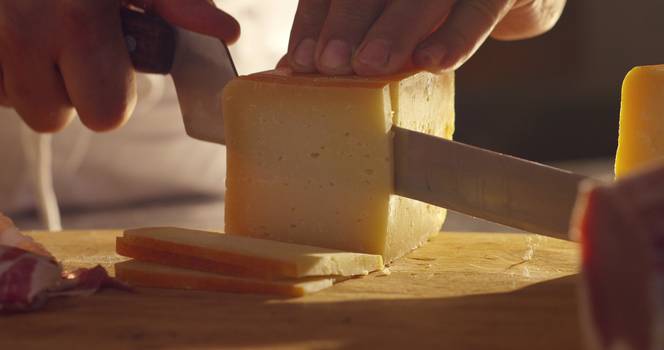 Pode congelar queijo? Veja como conservar o alimento