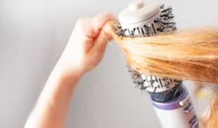Escova rotativa pode prejudicar o cabelo: aprenda a melhor forma de usar