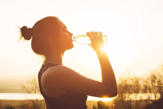 Beber água é bom para a pele? Entenda os benefícios