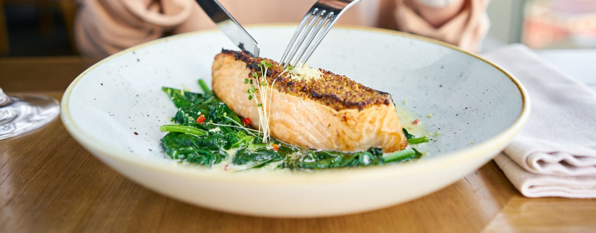 Comer peixe ajuda o cabelo crescer mais rápido: mito ou verdade?