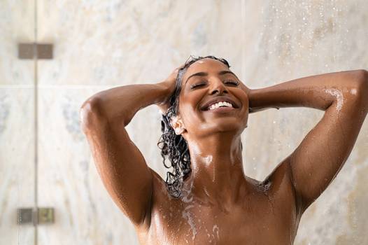 Shampoo sem sal é melhor para a saúde dos fios? Profissional esclarece