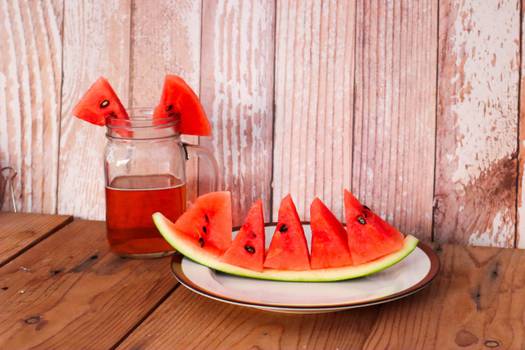 Chá de casca de melancia: benefícios e como preparar