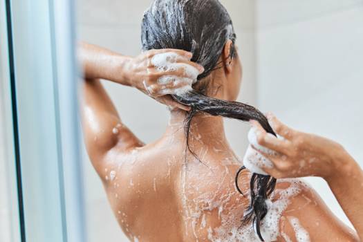 Pode lavar o cabelo com sabão de coco? Faz mal?