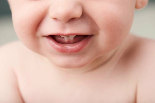 Dentição do bebê: linha do tempo do nascimento dos dentes