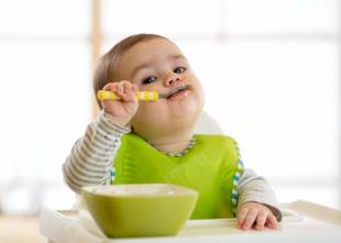 Alimentos hiperpalatáveis: o que são e por que evitar dar ao bebê