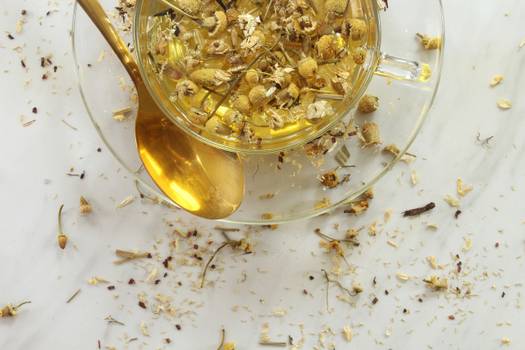 Chá para dor de cabeça: 12 receitas que ajudam a aliviar o problema
