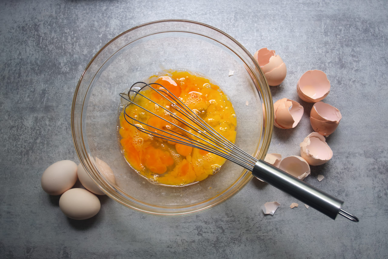 Ex-BBB Hariany Almeida come ovo cru para emagrecer. Por que a prática é perigosa?