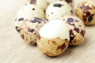 Como descascar ovo de codorna: 3 maneiras práticas