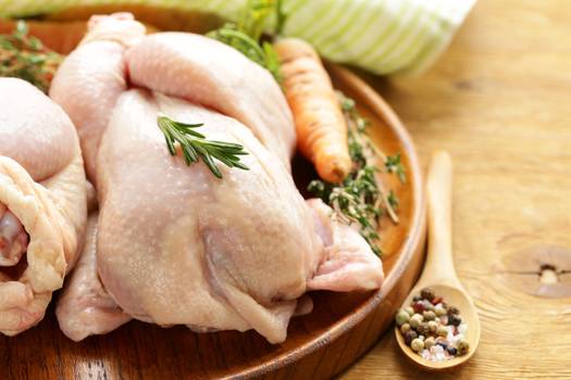 Como descongelar frango com rapidez e segurança