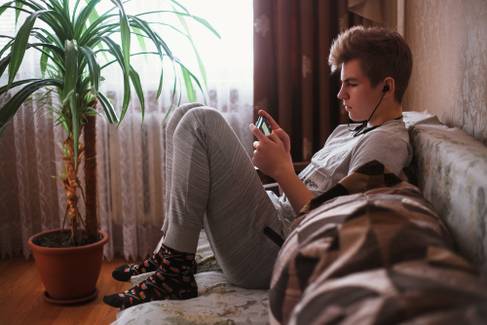 Drogas sonoras: moda entre adolescentes pode prejudicar audição