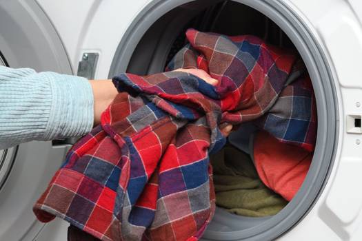 Entenda por que devemos lavar as roupas novas antes de usá-las pela primeira vez