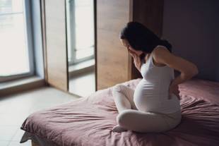 Dor lombar na gravidez: como o peso da barriga afeta a coluna