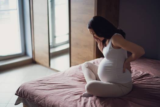 Dor lombar na gravidez: como o peso da barriga afeta a coluna