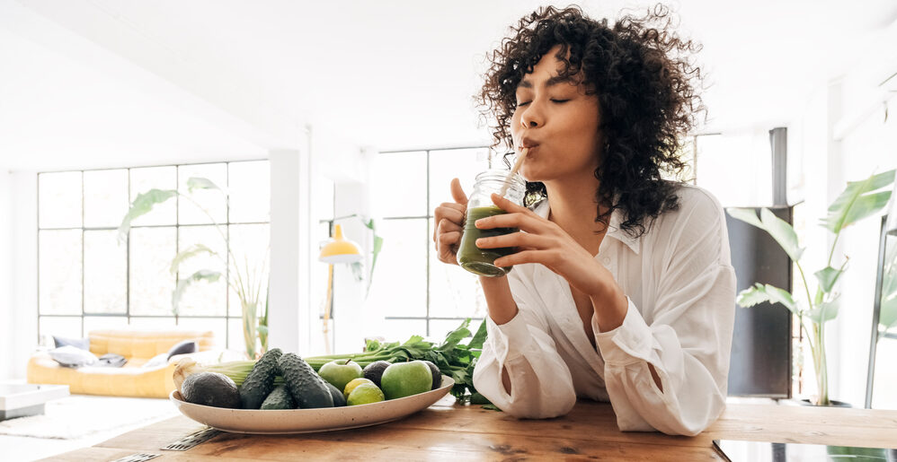 De manhã ou à noite: qual o melhor horário para tomar suco detox?