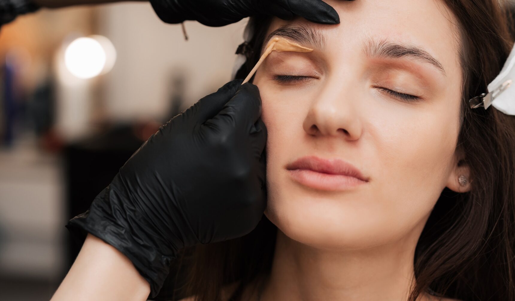 Fazer a sobrancelha com cera deixa a pele flácida: mito ou verdade?