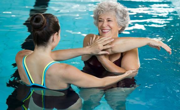 Exercícios na água são melhores para aliviar dor lombar crônica