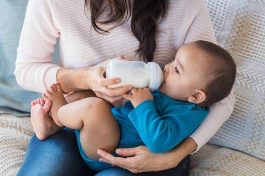 Uso prolongado de mamadeira e chupeta: riscos para a criança