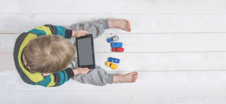 Uso de telas na infância: conheça os malefícios e recomendações de especialistas