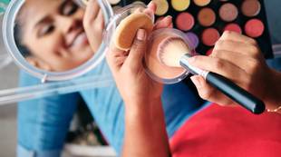 Maquiagem falsificada: como identificar e quais os riscos de seu uso